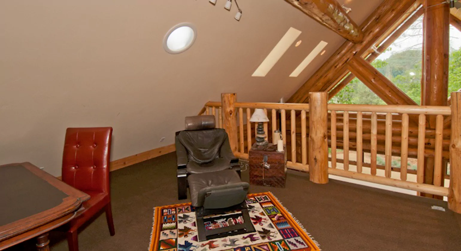 Custom vs. Pre Assembled Log Deck Railings