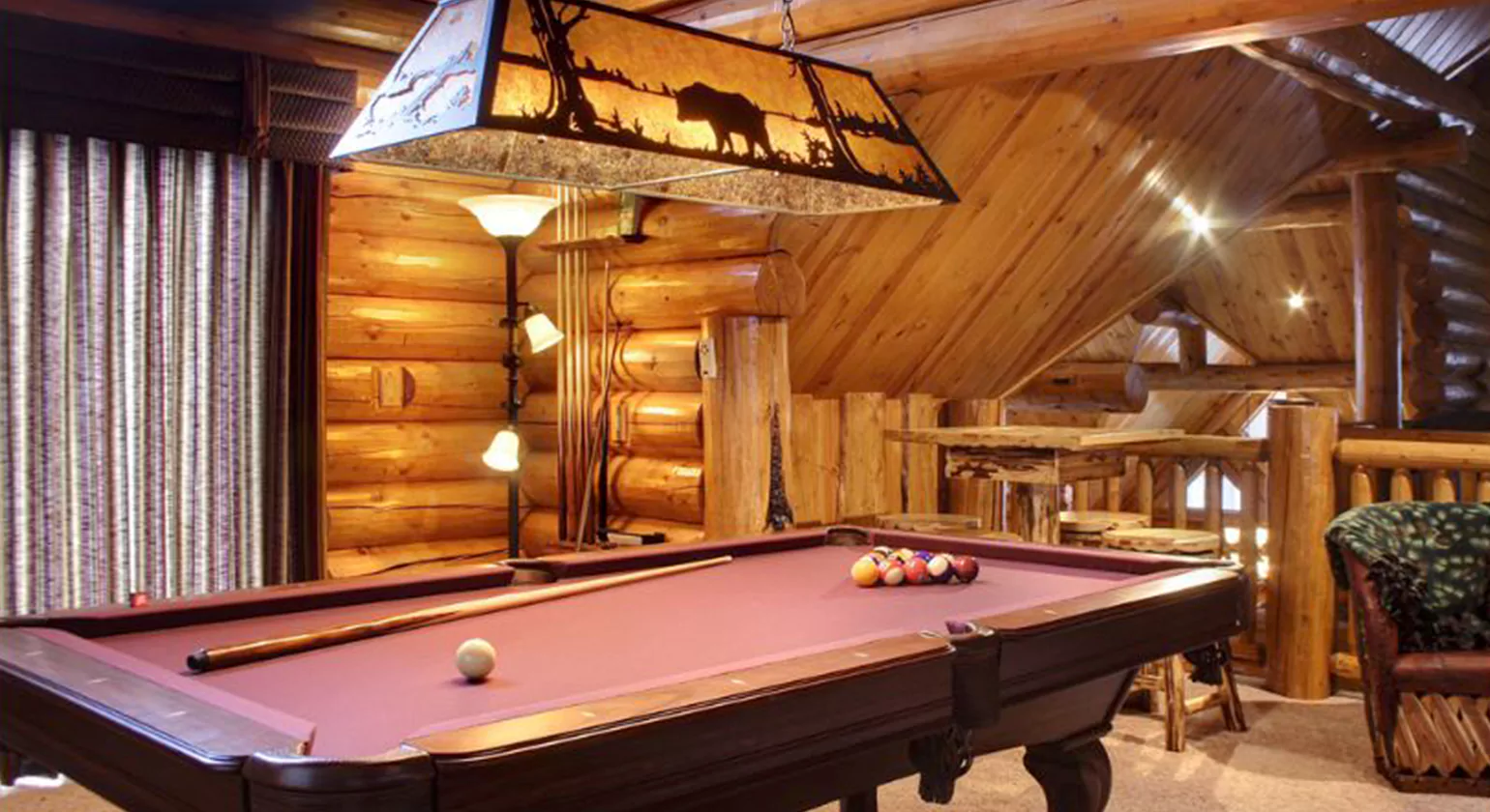 Modern Rustic Blending Log Cabin Decor with Contemporary Style