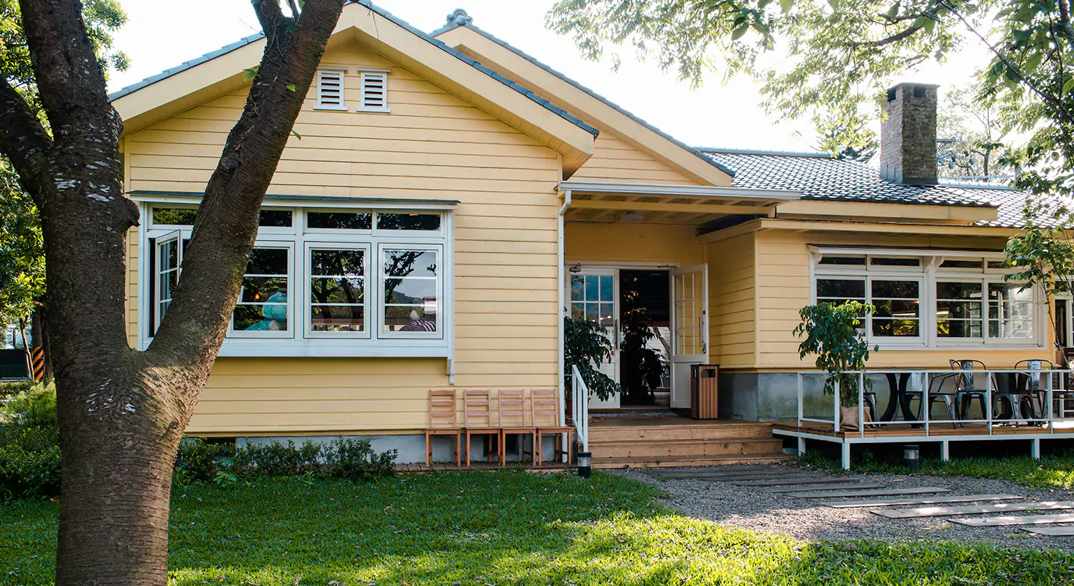 Best Exterior Combinations for White Log Cabins