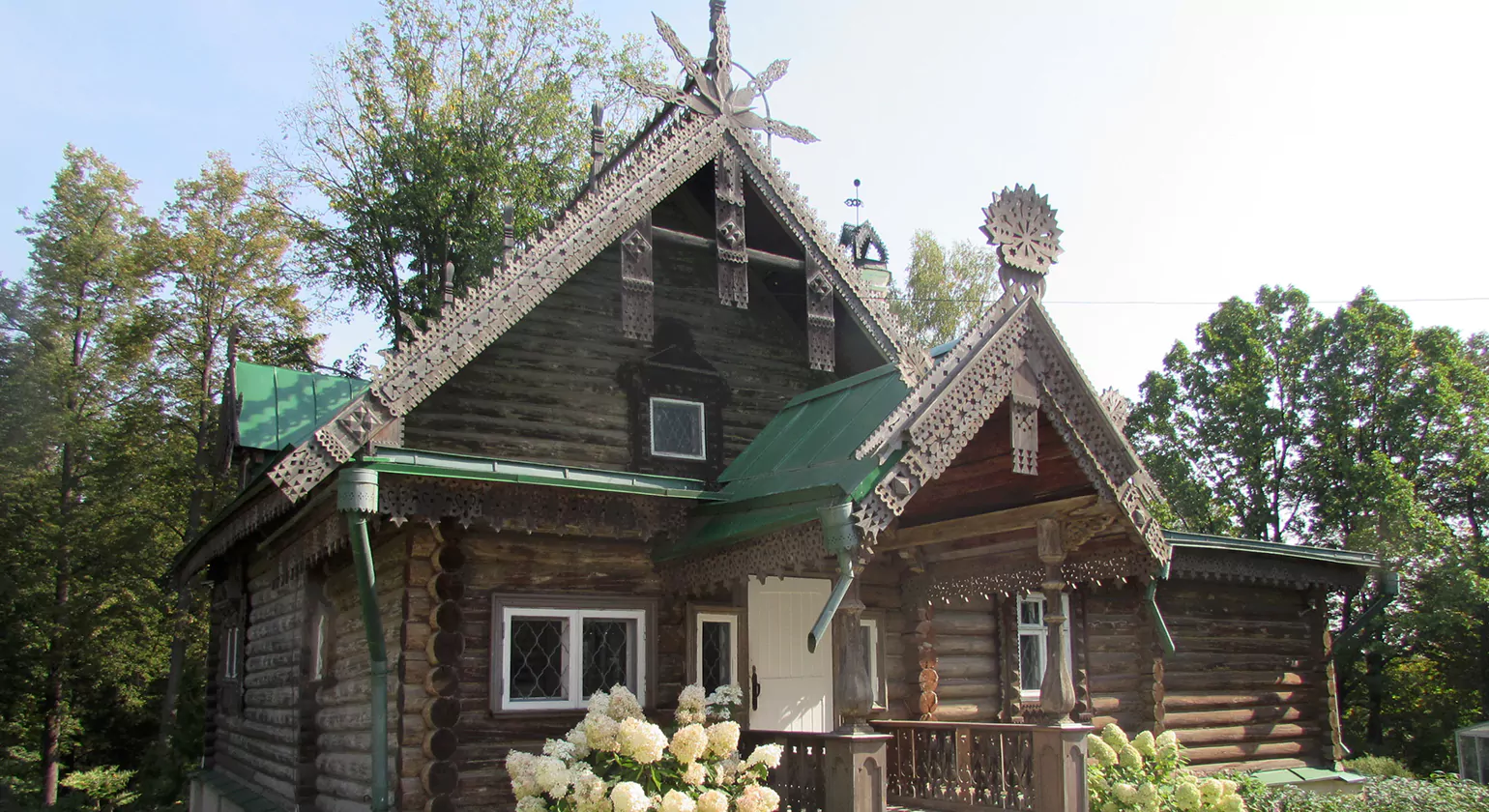 Key Features of a Cruck Beam House